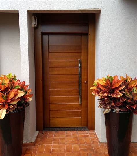 porta de entrada de madeira
